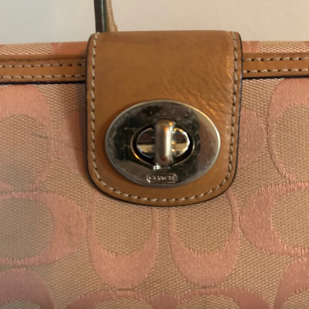 Authentic Coach Beige Signature Fabric Pink Patent Leather Turnlock Slim Wallet - Picture 2 of 5